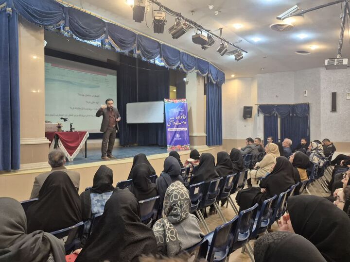 کارگاه «خانواده دوست داشتنی» با موضوع روانشناسی نوجوان در کاشان برگزار شد 