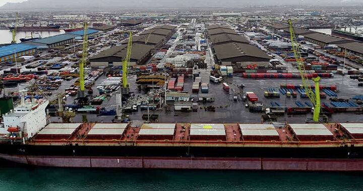 پهلودهی نوزدهمین شناور کالای اساسی در بندر شهید رجایی