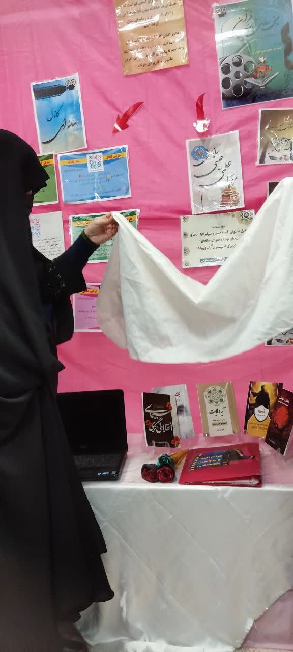 رونمایی از ۵ کتاب تألیفی طلاب مدرسه علمیه حضرت زینب(س) آران و بیدگل در هفته پژوهش