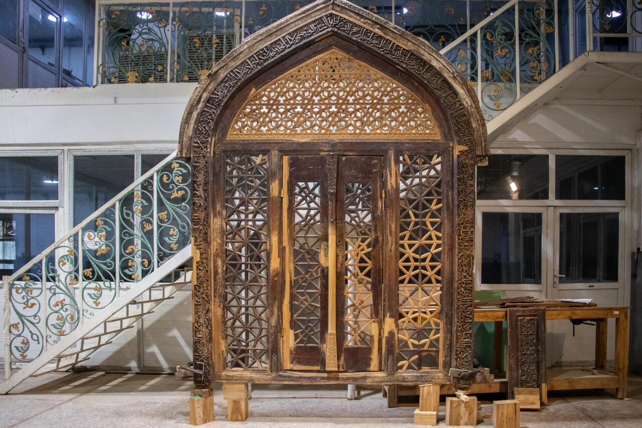 تداوم اقدامات مرمت پنجره سرداب امام مهدی (عج) به همت آستان مقدس عباسی