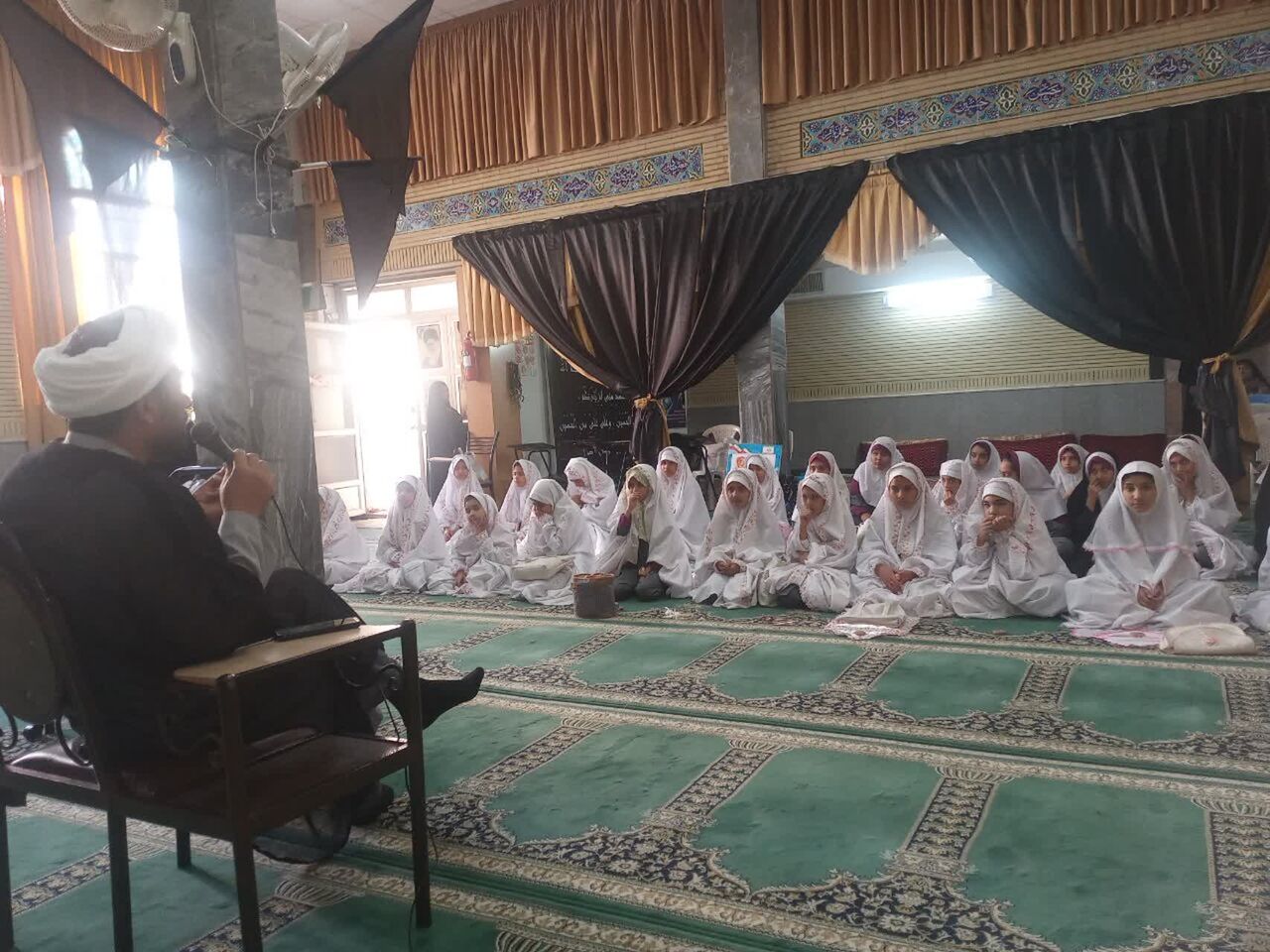 حضور دانش‌آموزان مدرسه مهتاب در مسجد حجت ابن الحسن (عج) با محوریت نماز و موفقیت تحصیلی