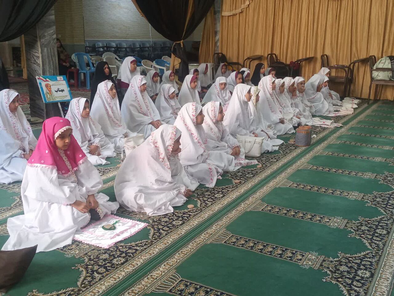 حضور دانش‌آموزان مدرسه مهتاب در مسجد حجت ابن الحسن (عج) با محوریت نماز و موفقیت تحصیلی