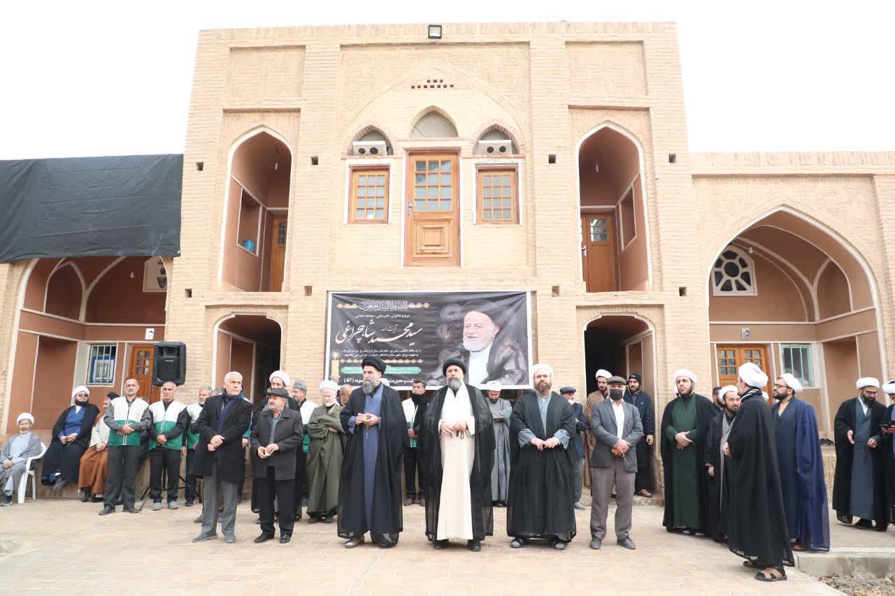 آیین وداع طلاب و روحانیون شهرستان دامغان با پیکر مرحوم آیتالله شاهچراغی