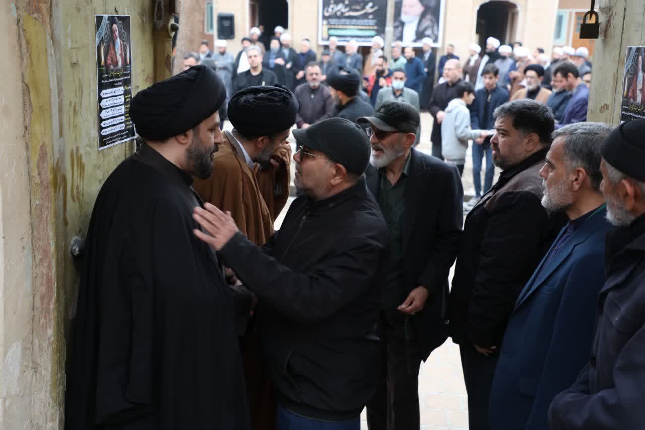 آیین وداع طلاب و روحانیون شهرستان دامغان با پیکر مرحوم آیتالله شاهچراغی