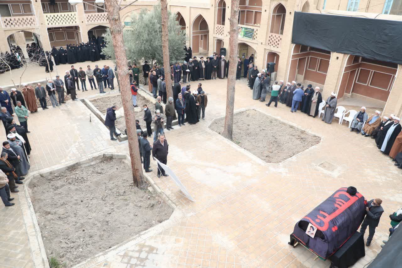 آیین وداع طلاب و روحانیون شهرستان دامغان با پیکر مرحوم آیتالله شاهچراغی