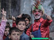 چهره محبوب کودکان غزه؛ کسی که در میان جنگ و محاصره شادی می‌آفریند