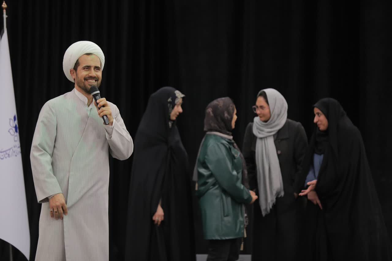 تقدیر از ۴۰۰ دانشآموز در اختتامیه پویش «پیک فاطمی» در کاشان