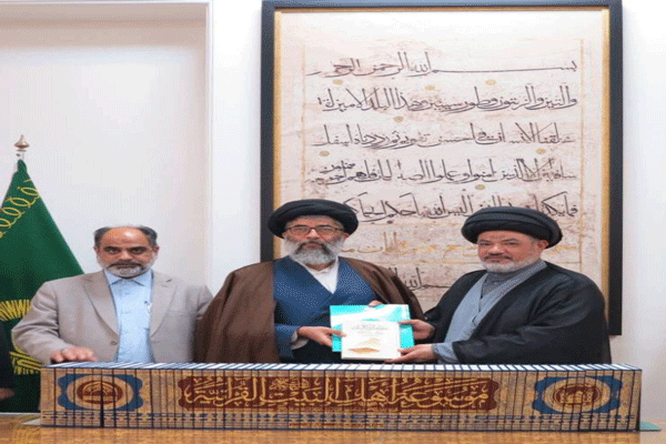 اهدای موسوعه ۶۰ جلدی «دانشنامه قرآنی اهل‌بیت (ع)» به کتابخانه رضوی