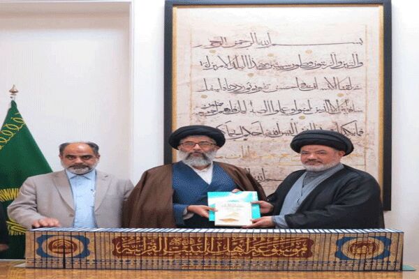 اهدای موسوعه ۶۰ جلدی «دانشنامه قرآنی اهل‌بیت (ع)» به کتابخانه رضوی