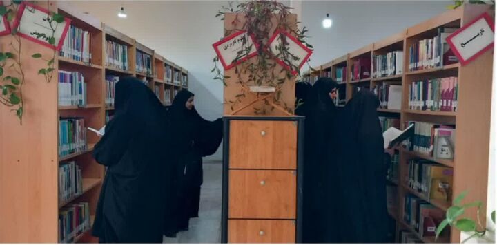 بازدید طلاب مدرسه علمیه فاطمیه خرم‌آباد از کتابخانه ۱۷ شهریور به مناسبت هفته پژوهش 