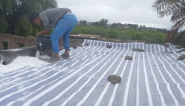 جهاد در باران؛ بچه های‌مسجد روستای ناصرآباد زیر باران شدید پای کار مردم هستند