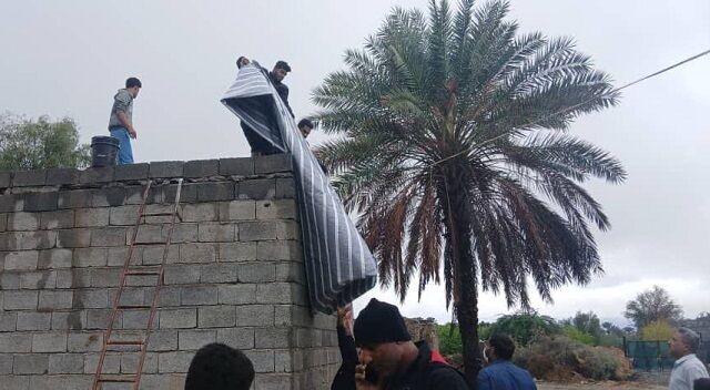 جهاد در باران؛ بچه های‌مسجد روستای ناصرآباد زیر باران شدید پای کار مردم هستند