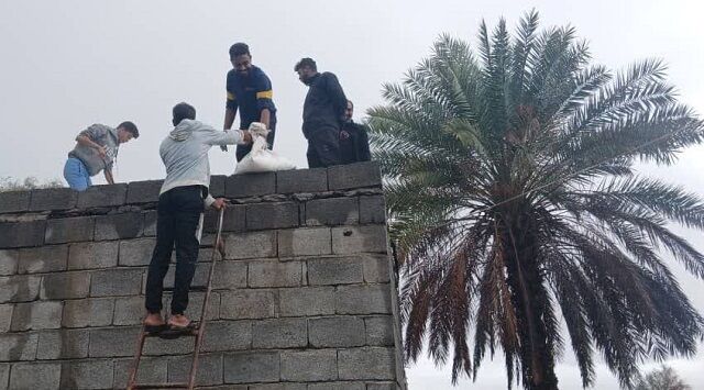 جهاد در باران؛ بچه هایمسجد روستای ناصرآباد زیر باران شدید پای کار مردم هستند