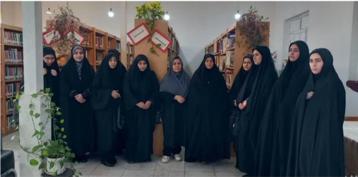 بازدید طلاب مدرسه علمیه فاطمیه خرمآباد از کتابخانه ۱۷ شهریور به مناسبت هفته پژوهش