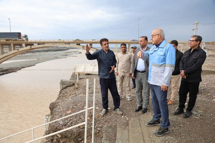 بازدید استاندار هرمزگان از پل آب‌نمای رودان و بررسی وضعیت دبی رودخانه