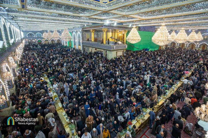 زائران در حرم حضرت عباس(ع)  در شب جمعه