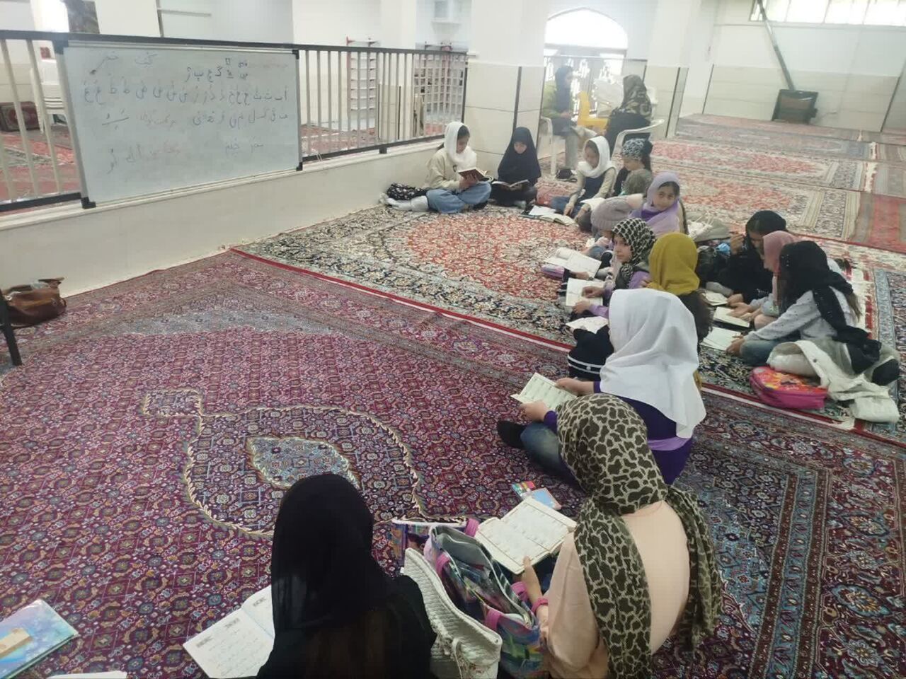 طنین آیات در فضای مسجد؛ کلاسهای قرآن کانون «سلاله طیبه» در سنندج