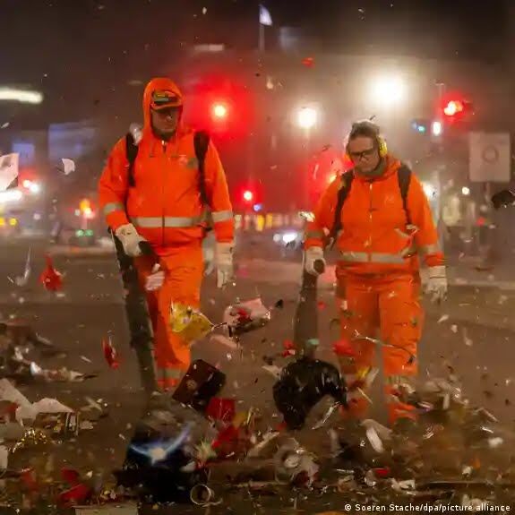 پاکسازی شهرها در نخستین ساعات سال نو؛ مشارکت گسترده جوانان مسلمان در آلمان