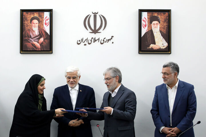 امضای تفاهم‌نامه‌های احداث مسکن اعضای هیات علمی و کارکنان دانشگاه با حضور عارف