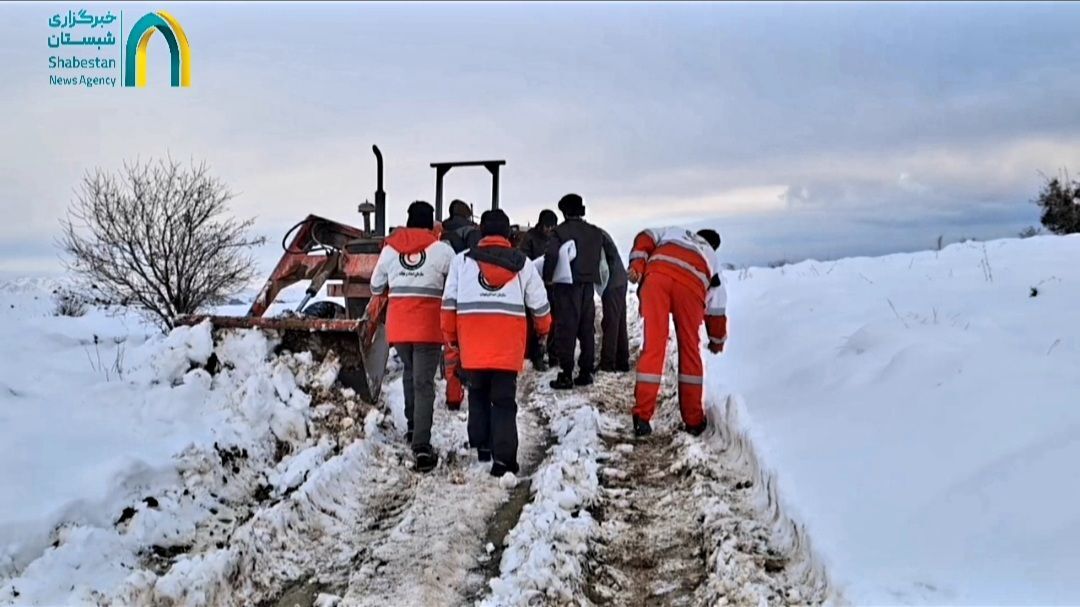 پیمایش ۵ کیلومتری نیروهای هلال احمر بافت برای توزیع بسته‌های غذایی و زیستی به یک خانواده گرفتار در برف