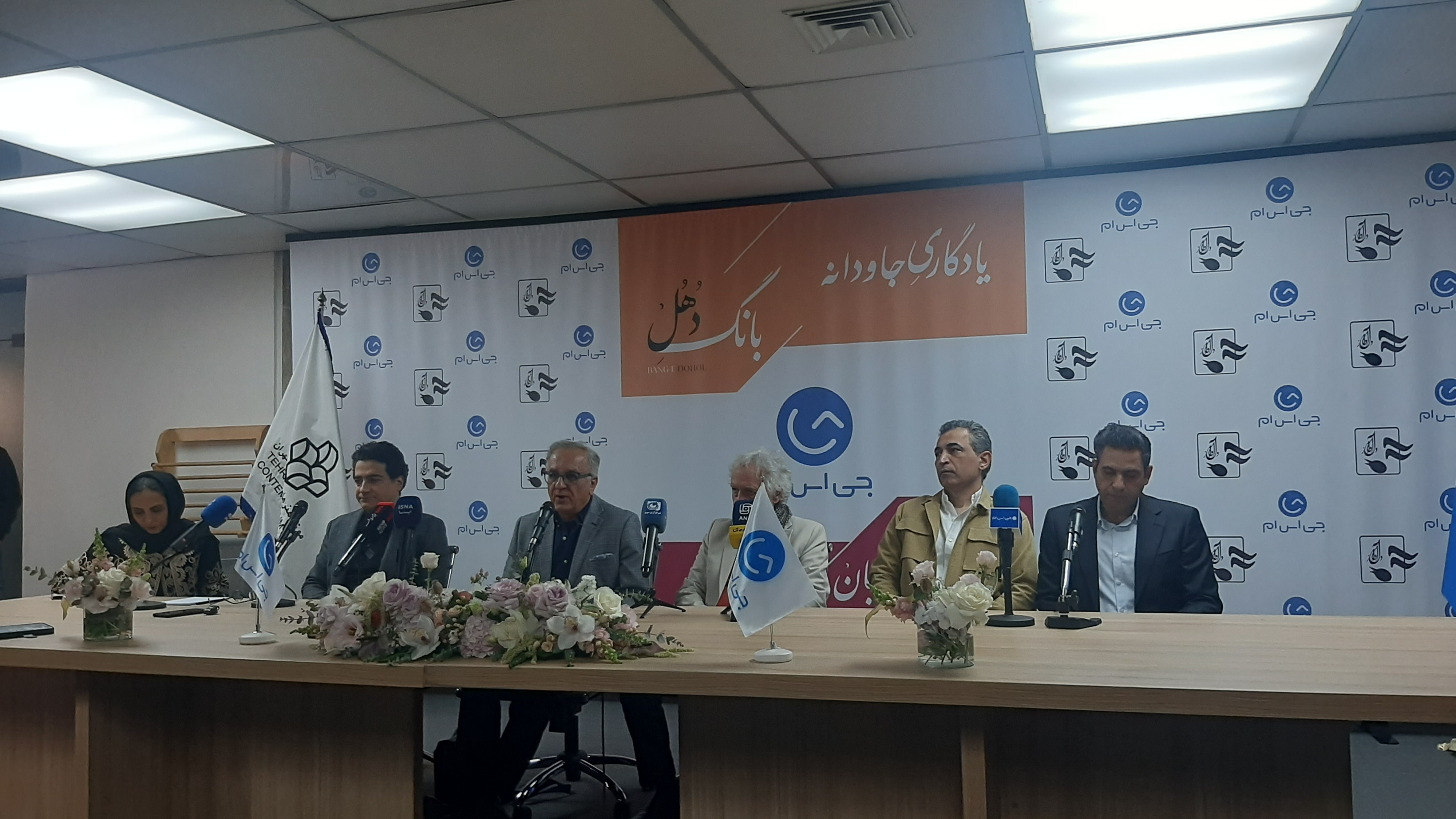 آلبوم های «سر در گریبان» و «بانگ دُهُل» استاد محمدرضا شجریان رونمایی شد