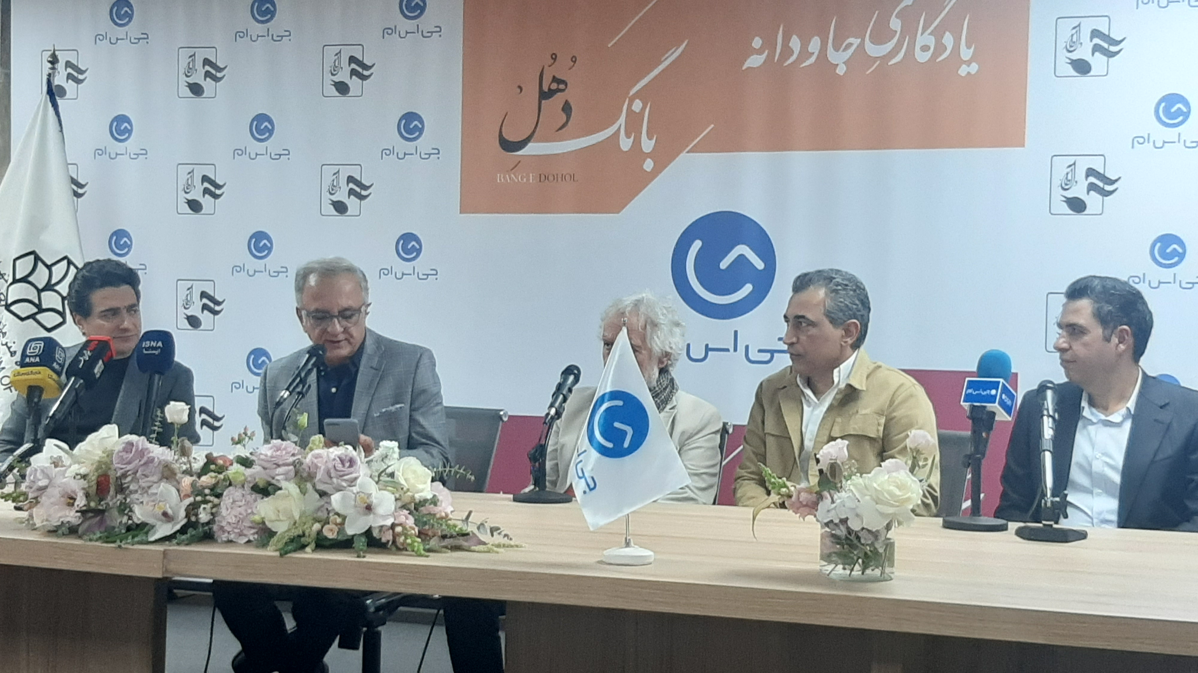 آلبوم های «سر در گریبان» و «بانگ دُهُل» استاد محمدرضا شجریان رونمایی شد