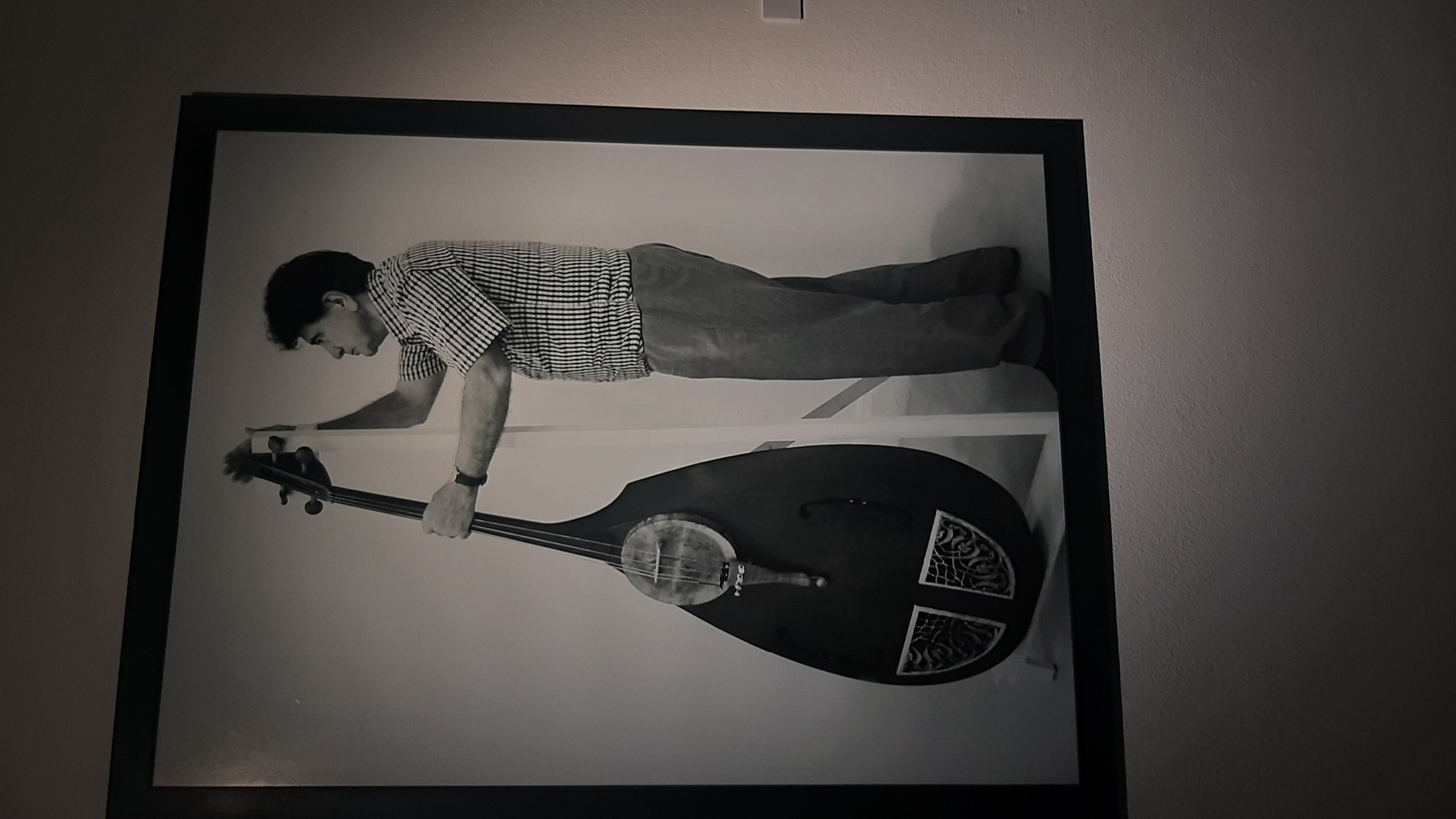 آلبوم های «سر در گریبان» و «بانگ دُهُل» استاد محمدرضا شجریان رونمایی شد