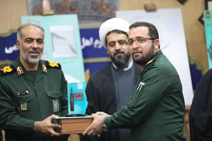 کسب عنوان پژوهشگر برتر نیروهای مسلح فارس توسط مدیر کانون مصلای جمعه خفر  