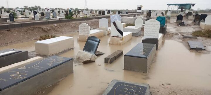 نارضایتی خانواده‌های متوفیان از وضعیت قبور در آرامستان باغو بندرعباس پس از بارندگی‌های اخیر