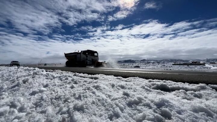 برف روبی ۲۷۰ کیلومتر از محورهای خراسان جنوبی 