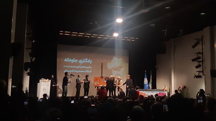 آلبوم های «سر در گریبان» و «بانگ دُهُل» استاد محمدرضا شجریان رونمایی شد