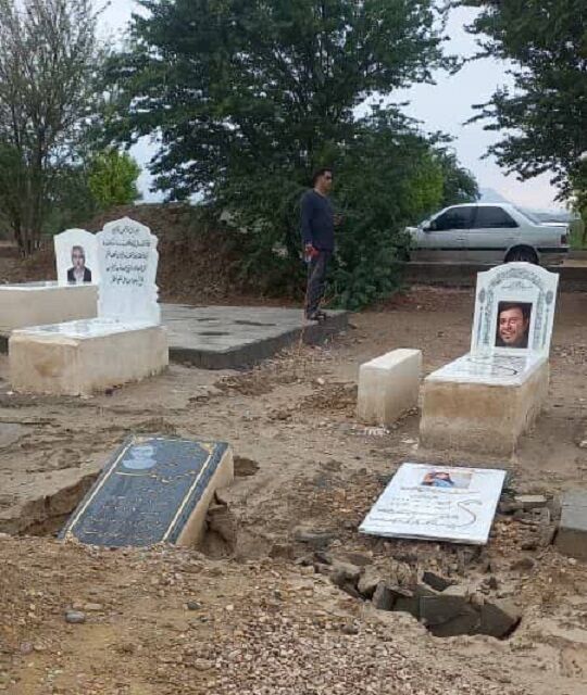 نارضایتی خانوادههای متوفیان از وضعیت قبور در آرامستان باغو بندرعباس پس از بارندگیهای اخیر