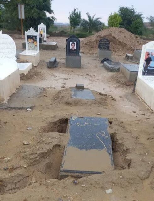 نارضایتی خانواده‌های متوفیان از وضعیت قبور در آرامستان باغو بندرعباس پس از بارندگی‌های اخیر
