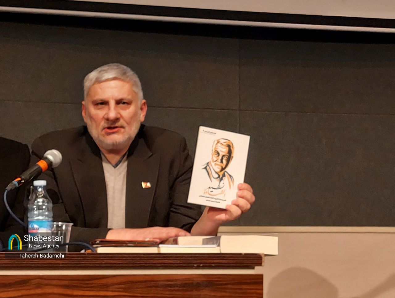 نشست نقد، بررسی و تحلیل آثار نویسندگان ادبیات پایداری و مقاومت با حضور چهره‌های داخلی و خارجی در کرمان برگزار شد