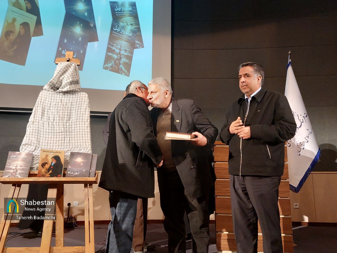 نشست نقد، بررسی و تحلیل آثار نویسندگان ادبیات پایداری و مقاومت با حضور چهره‌های داخلی و خارجی در کرمان برگزار شد