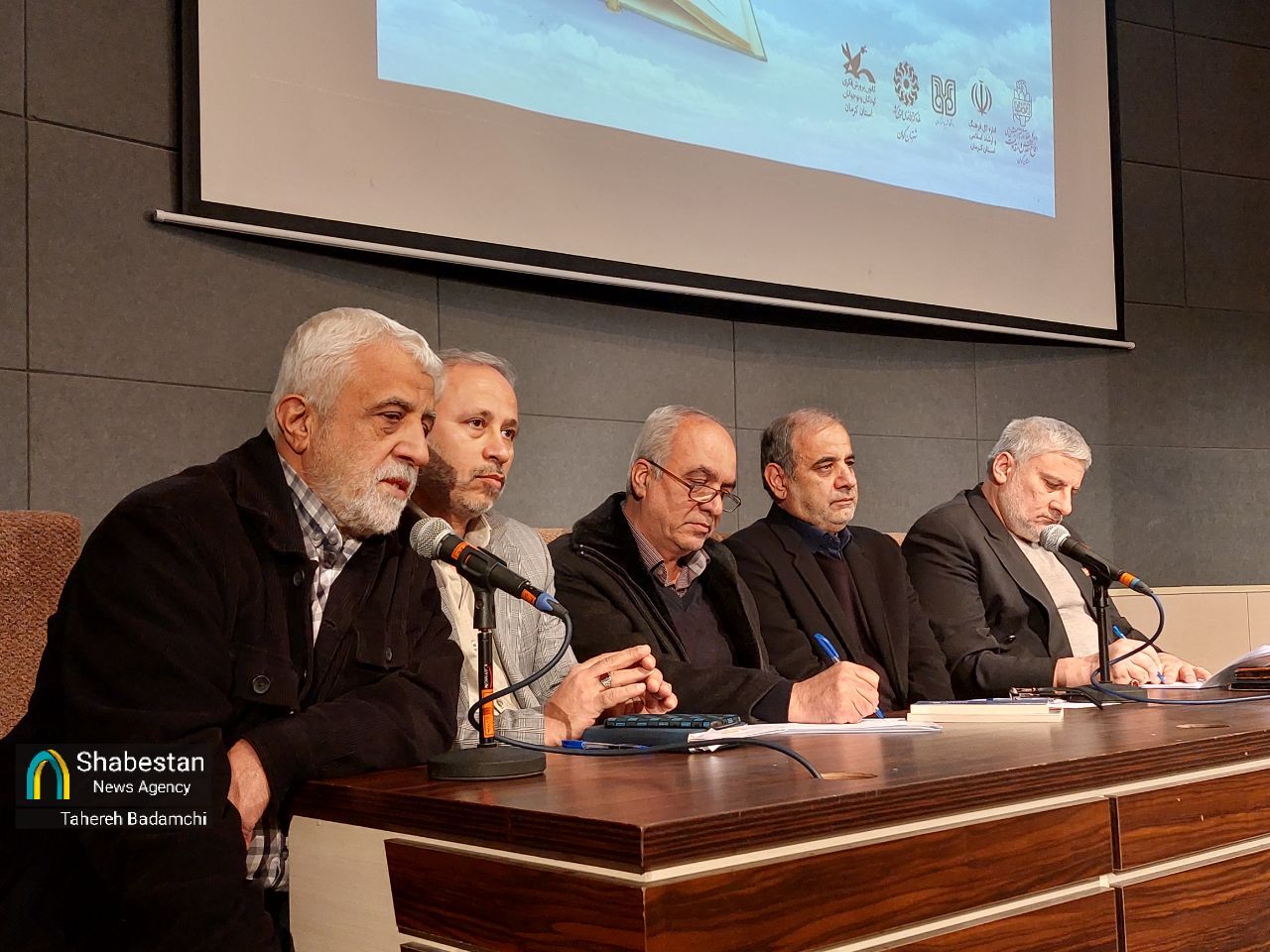 نشست نقد، بررسی و تحلیل آثار نویسندگان ادبیات پایداری و مقاومت با حضور چهرههای داخلی و خارجی در کرمان برگزار شد