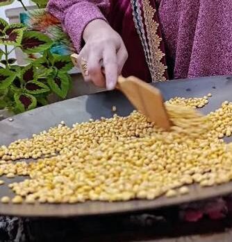 شو چِلِه در خرمآباد؛ وقتی آیین میماند و سفرهها کوچکتر میشوند