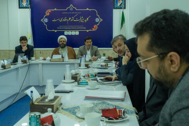 استقبال مدیریت شهری قم از نوآوری و خلاقیت / رونمایی کتاب «فرهنگ در مقیاس شهر» با حضور مدیران شهرداری و اعضای شورای شهر