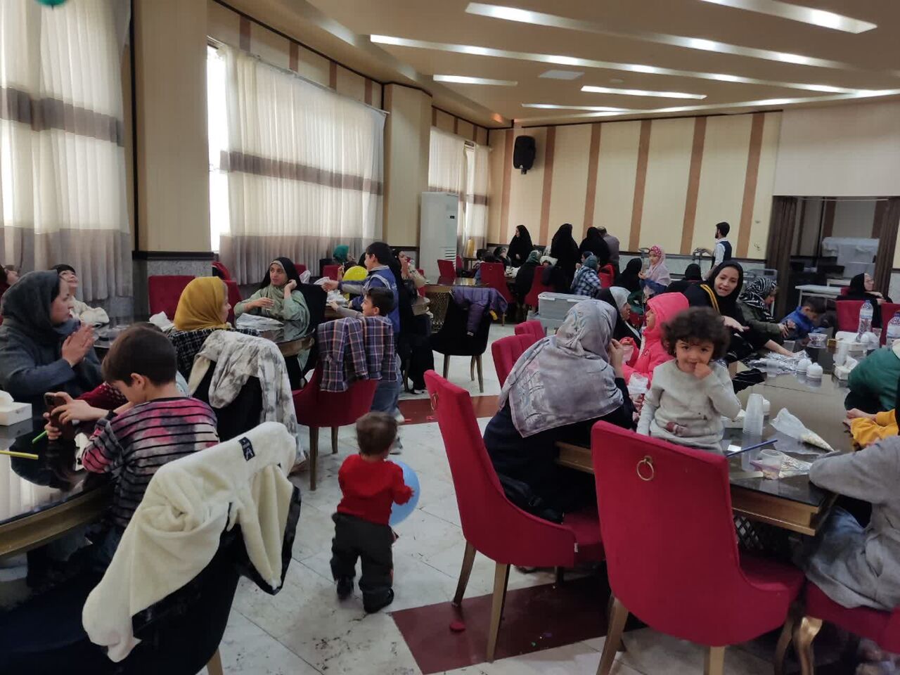 برگزاری مراسم جشن شب یلدا ویژه ایتام و خانوادههای نیازمند در اراک و شازند