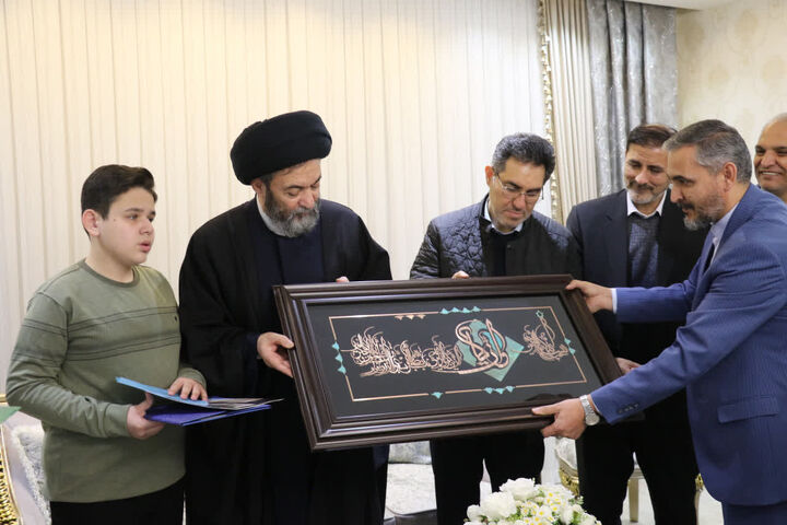 دیدار آیت‌الله عاملی، با «امیرهادی بایرامی» قهرمان قرآنی بین المللی