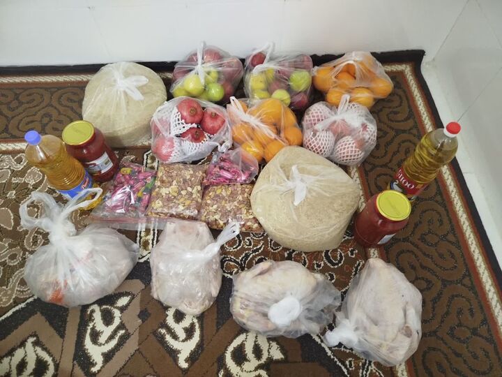 توزیع بسته‌های خوراکی بین خانواده‌های نیازمند در شب یلدا