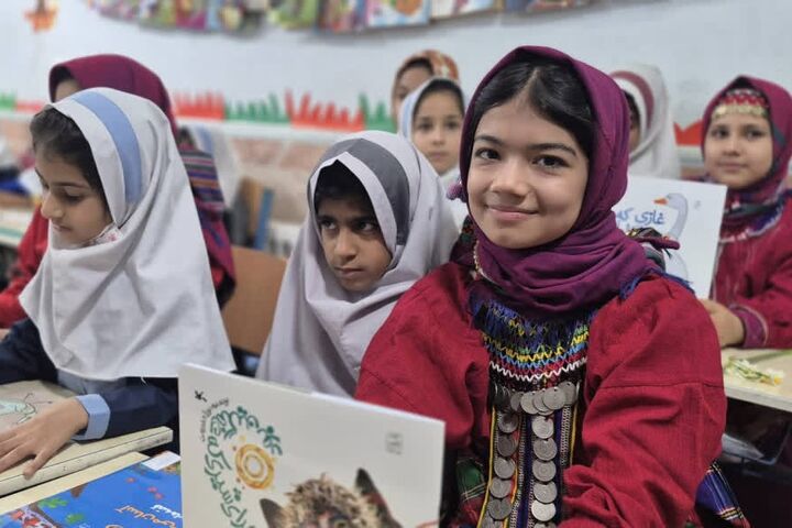 پرواز هزار درنای کاغذی بر بام مدرسه‌های رامیان