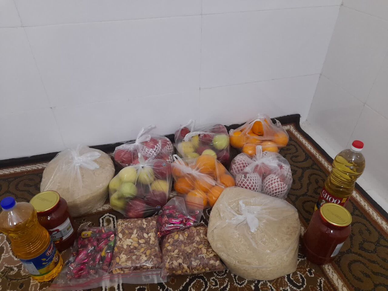 توزیع بسته‌های خوراکی بین خانواده‌های نیازمند در شب یلدا