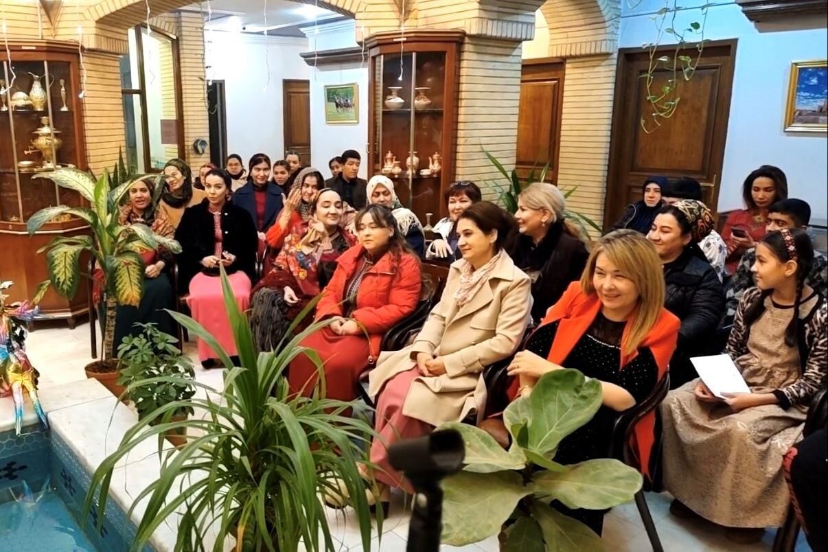 یلدا در عشق آباد؛ فارسی‌آموزان با حافظ‌ خوانی، فرهنگ ایرانی را به نمایش گذاشتند