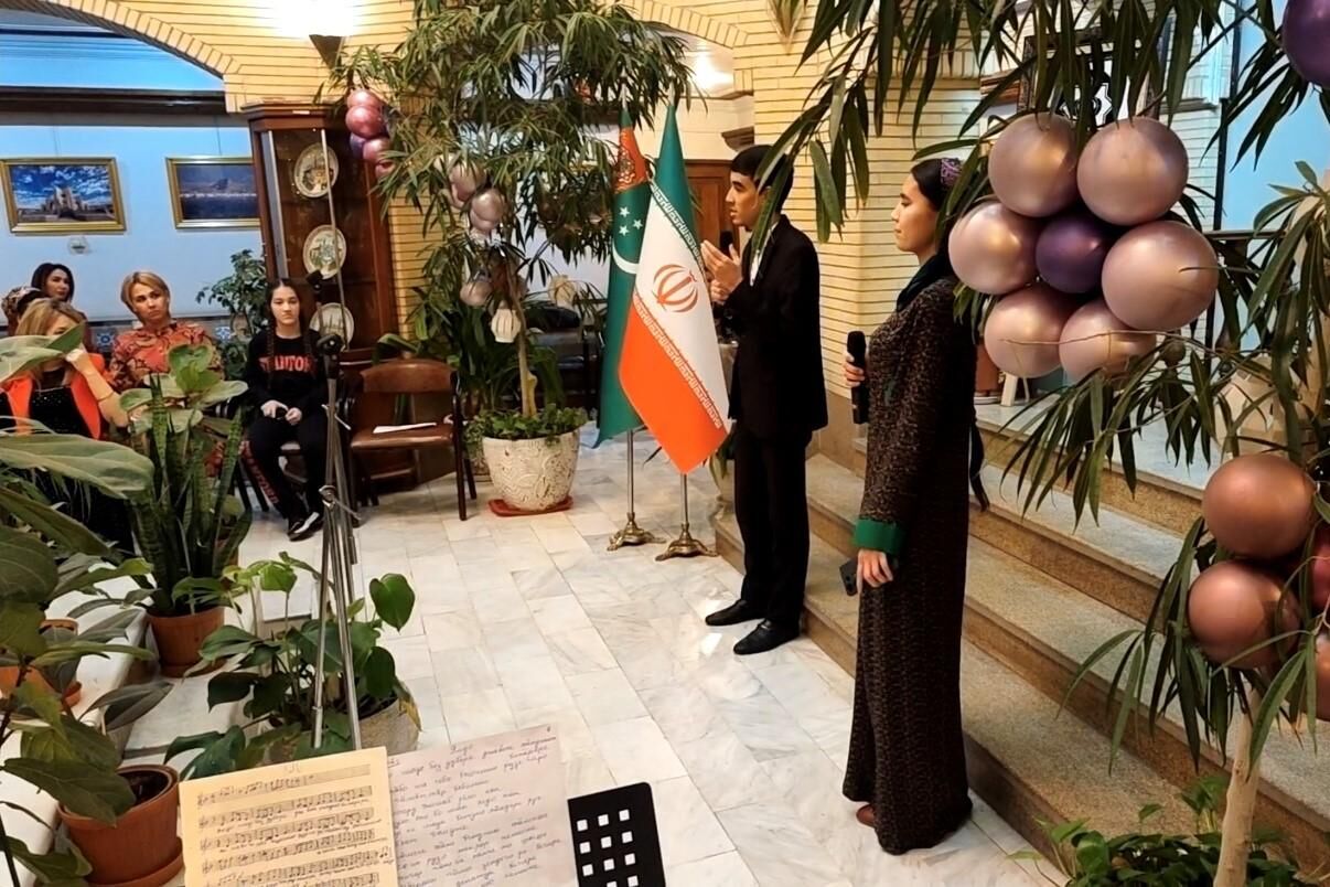 یلدا در عشق آباد؛ فارسی‌آموزان با حافظ‌ خوانی، فرهنگ ایرانی را به نمایش گذاشتند