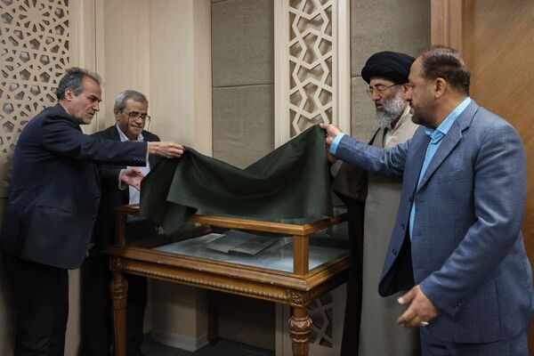 رونمایی از نسخه خطی ۱۴۷ ساله «تحفه‌الزائرین بالهادین» در کتابخانه حرم رضوی