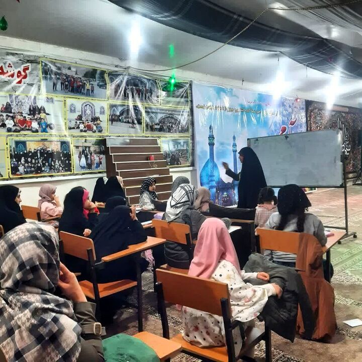 حضور چشمگیر مادران و دختران در کلاس‌های تفسیر کاربردی قرآن در مسجد النبی (ص) طاق‌بستان