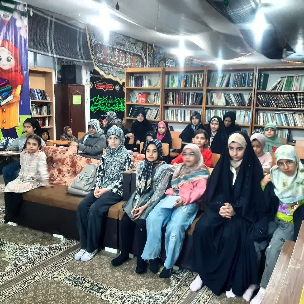 حضور چشمگیر مادران و دختران در کلاسهای تفسیر کاربردی قرآن در مسجد النبی (ص) طاقبستان