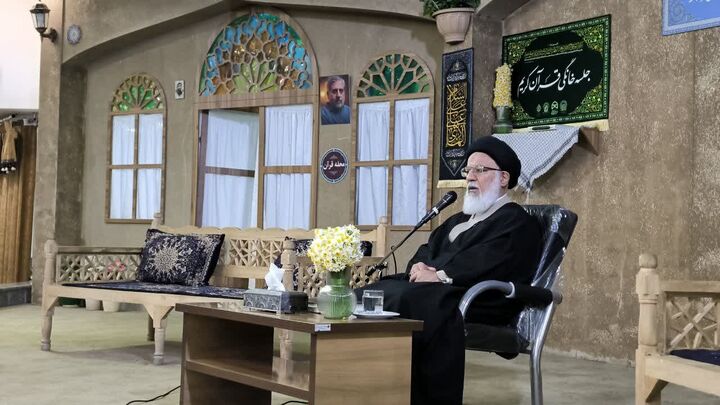 انس با قرآن یکی از مهم‌ترین گام‌ها برای ساخت امت اسلامی است