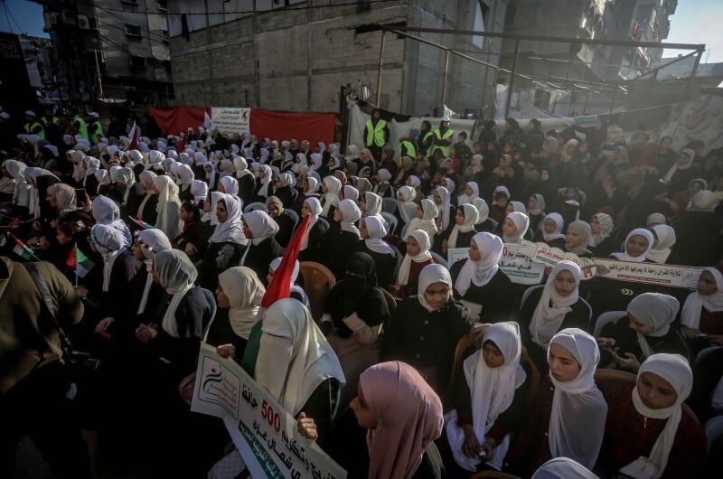 جشن باشکوه ۵۰۰ حافظ قرآن در اردوگاه الشاطی غزه پس از دو سال جنگ و ویرانی+عکس